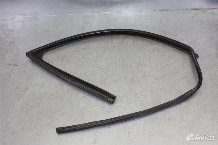Уплотнитель стекла двери передней правой Peugeot