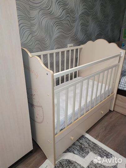 Детская кроватка с маятником