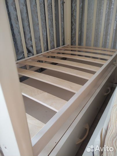Детская кроватка с маятником