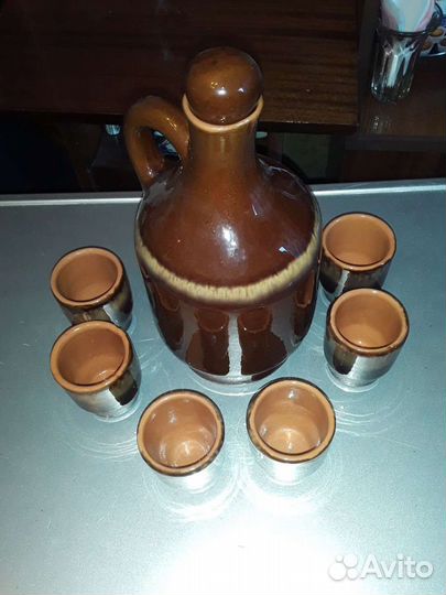 Кувшин со стопками