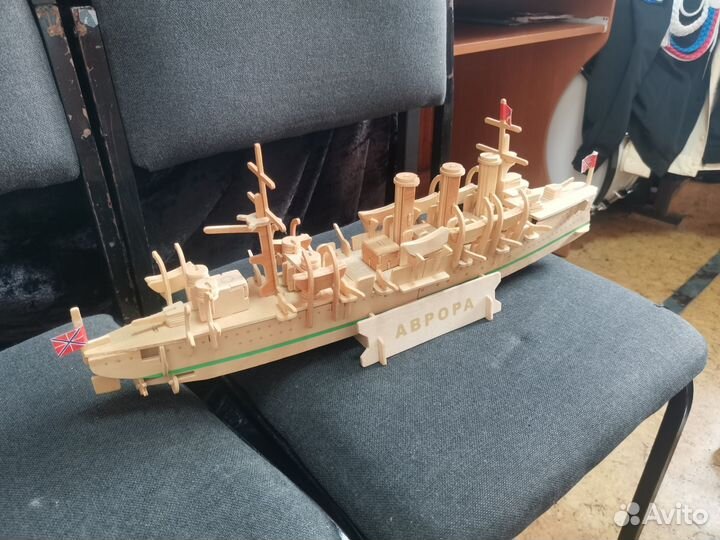 Деревянная модель крейсера 
