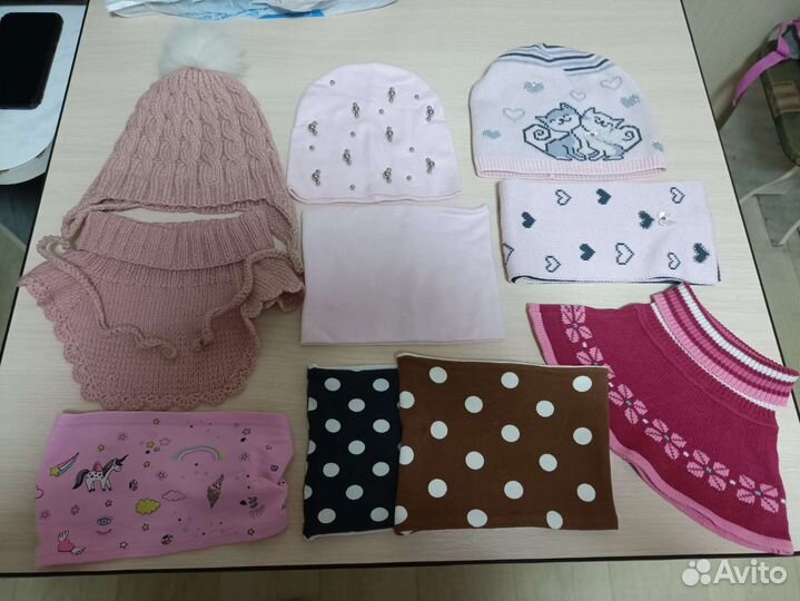 Пакетом детские шапки и другое