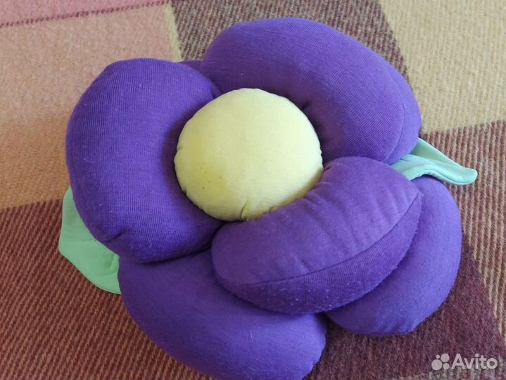 Декоративная подушка цветок