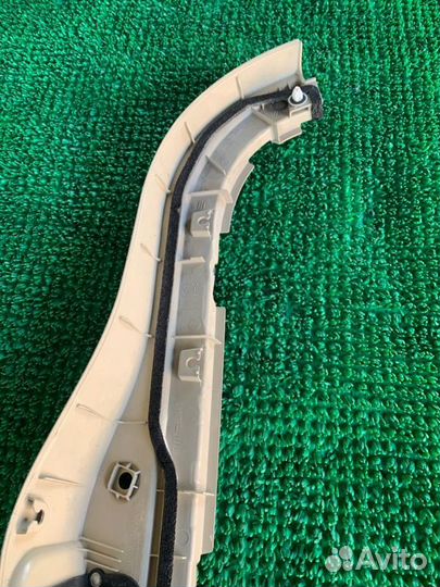 Обшивка двери лев. перед. Lexus Lx570