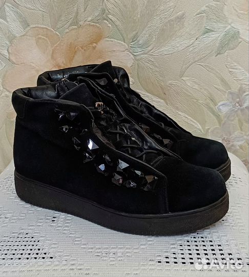 Пакетом ботинкии и сапожки(2 пары) 36-37