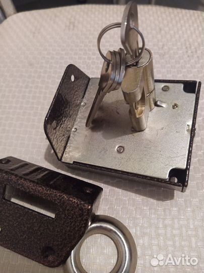 Дверной замок врезной накладной