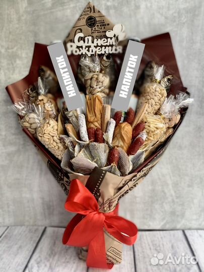 Съедобный букет из рыбы и орешков