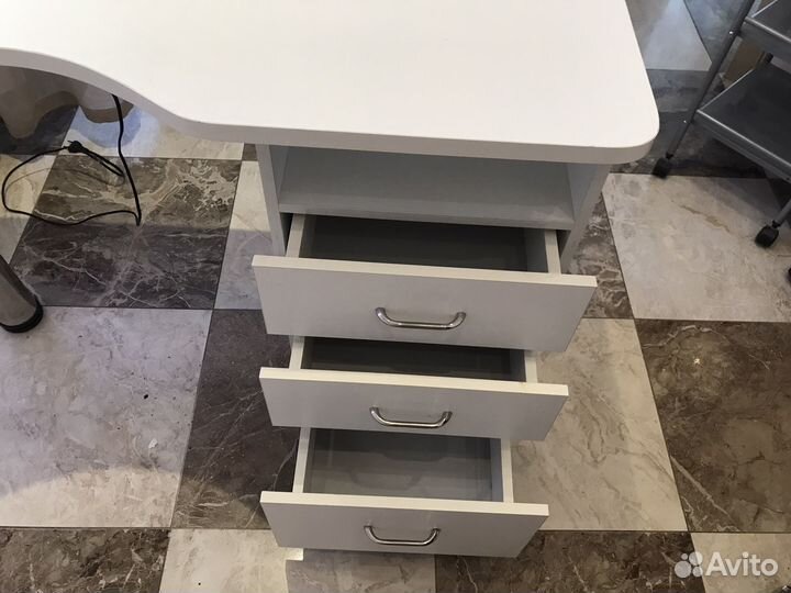 Маникюрный стол с вытяжкой бу