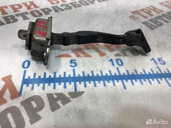 Ниссан Ограничитель открытия задней двери Прав