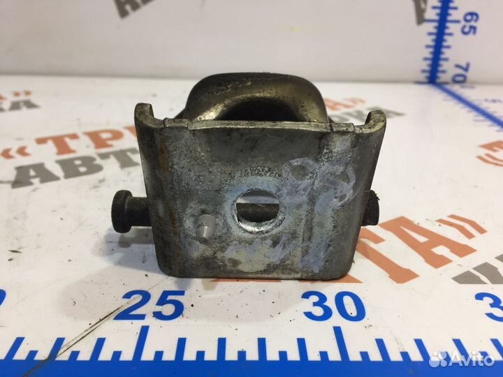 Петля нижняя передней двери Лев. Пежо 407 2010г