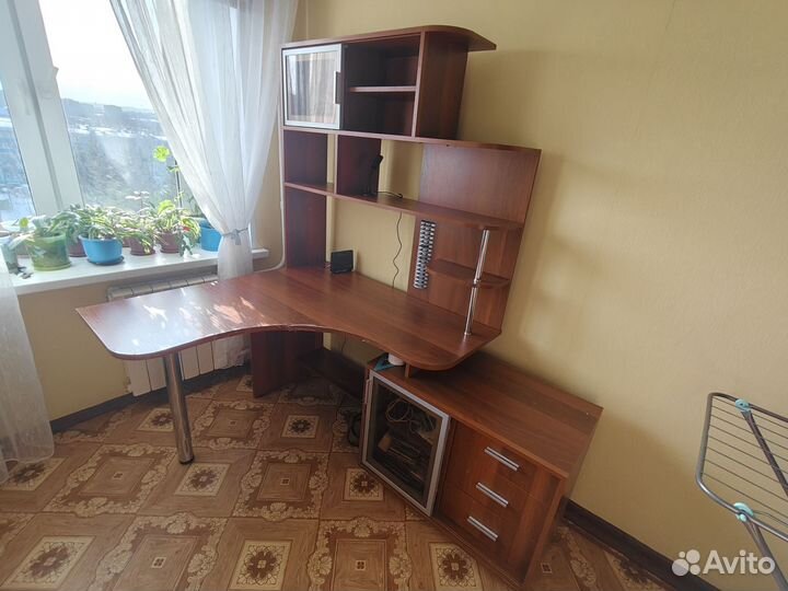 Угловой письменный стол