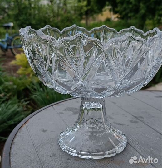 Ваза для фруктов на ножке