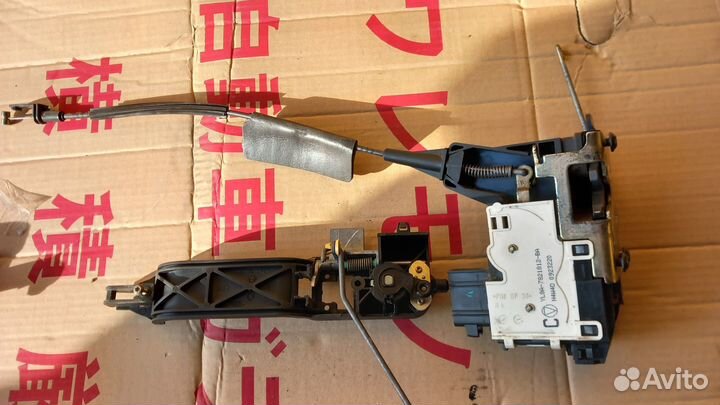 Праворульный Tribute замок передней правой двери