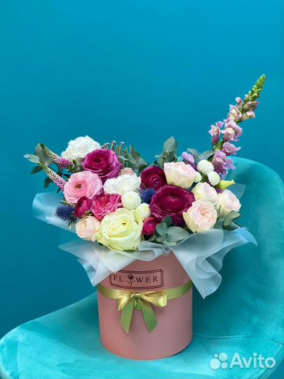 Стильная композиция из цветов розы, экзотика