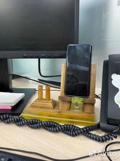 Подставка для телефона: дерево и эпоксидная смола