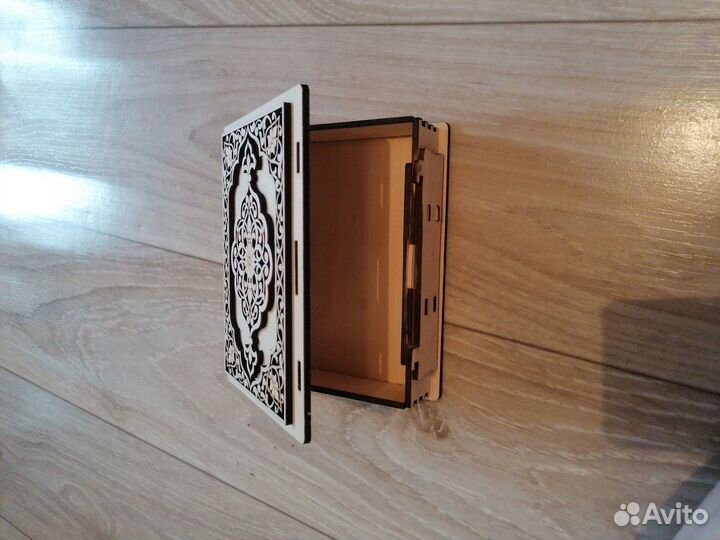 Деревянная шкатулка