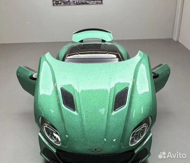 Модель автомобиля Aston Martin DBS 1/22