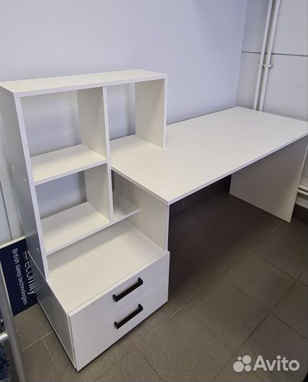 Компьютерный стол белый