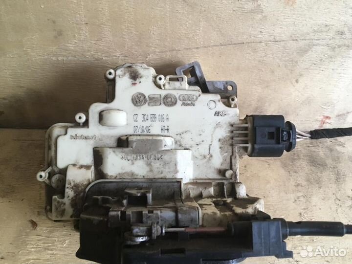 Замок двери задний правый Volkswagen Passat b6