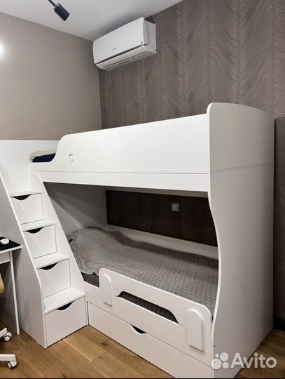 Двухъярусная кровать с лестницей-комод