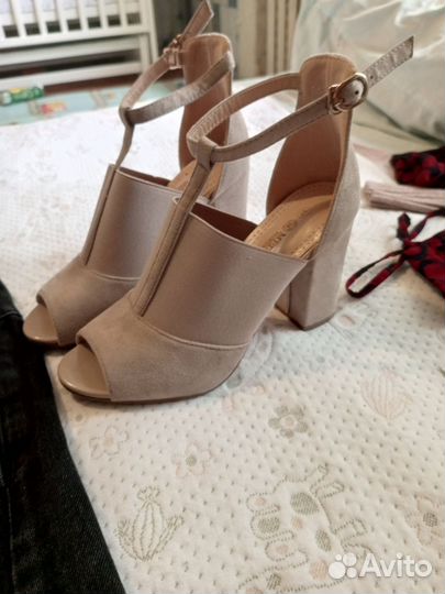 Босоножки на каблуке