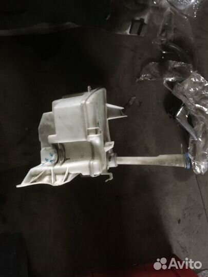 Бачок омывателя Toyota Corolla E18 с дефектом