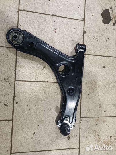 Передний правый рычаг в сборе golf3