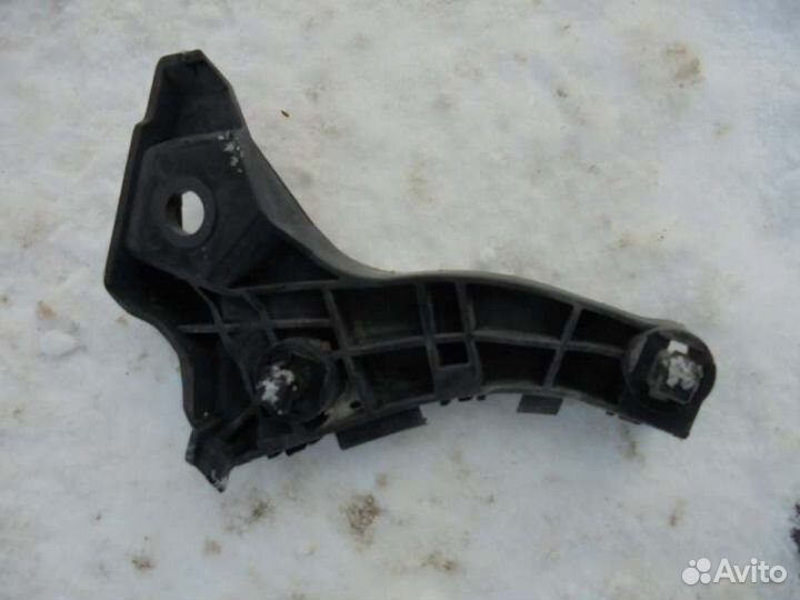 Крепление бампера переднее левое Toyota Corolla