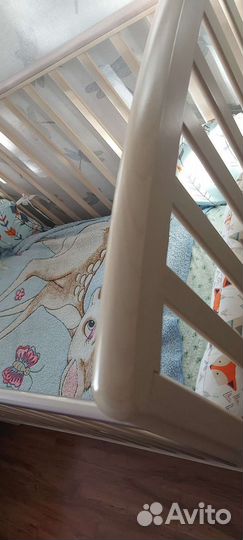 Детская кроватка с маятником и ящиком