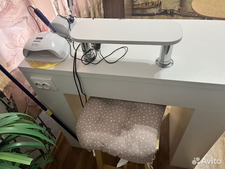 Маникюрный стол с вытяжкой