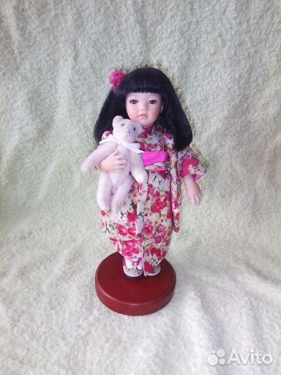 Кукла фарфоровая коллекционная Paulinette Айко