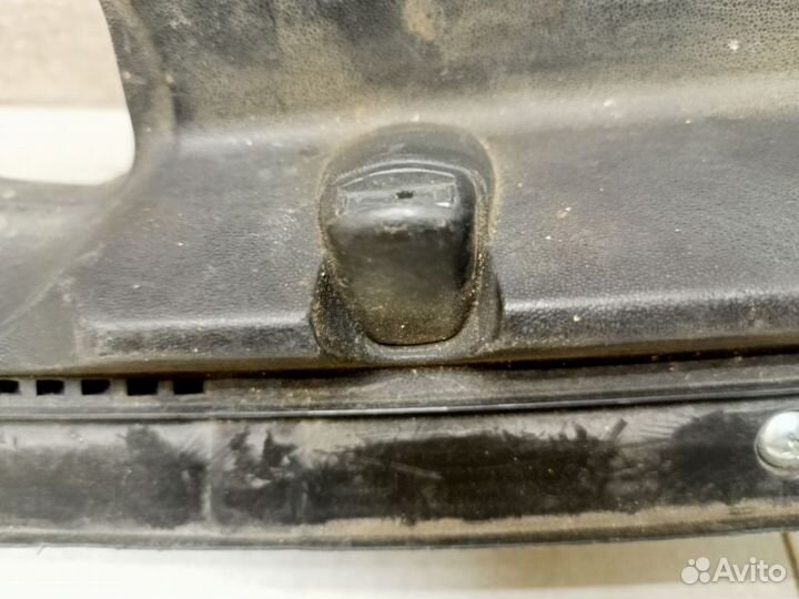 Водосток лобового стекла (жабо)