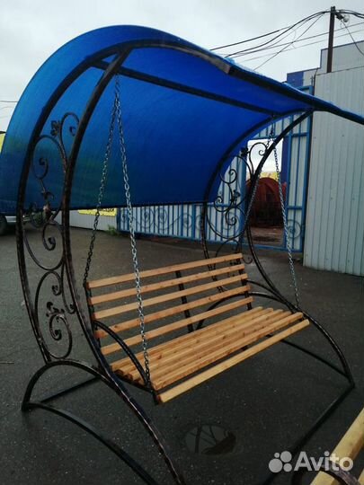 Садовые качели с элементами ковки