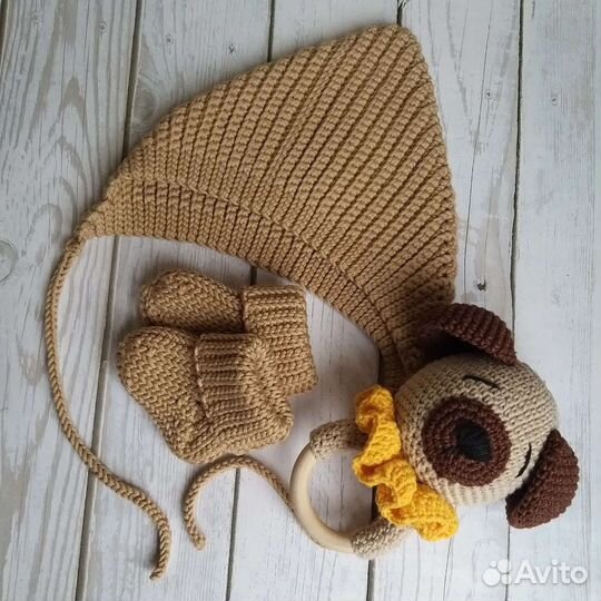 Чепчики, погремушки, носочки для новорождённых