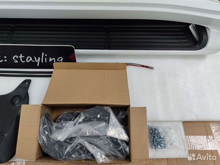 Пороги, подножки белые Toyota Land Cruiser 200