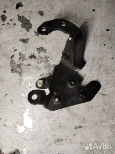 Кронштейн двс 6R8Q6C693BA