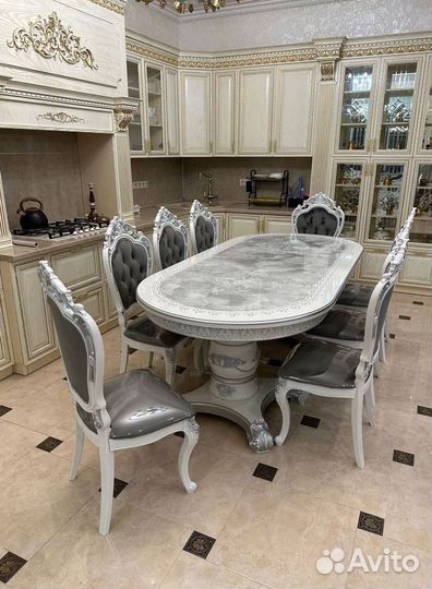 Обеденный стол и стулья