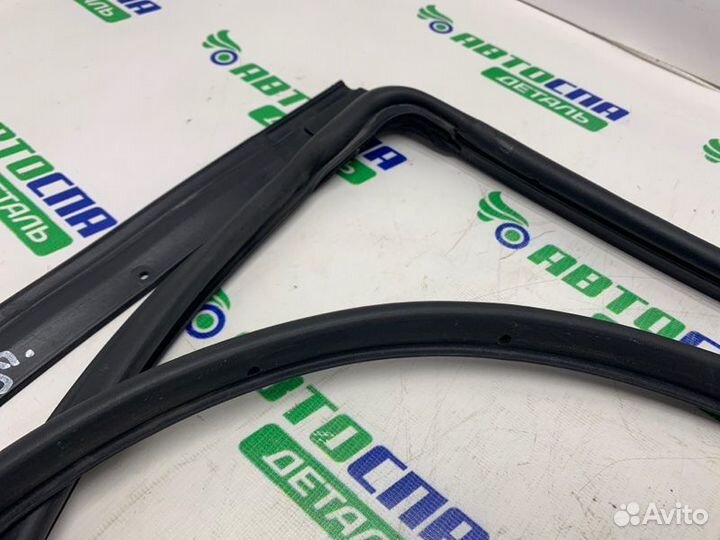 Уплотнитель двери задний правый Mazda 3 Bl седан