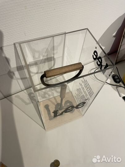 Клеймо джинсового бренда Lee