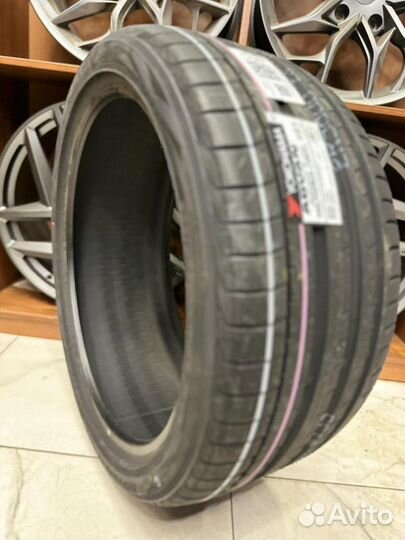 Yokohama Advan Sport V105 285/35 R22 106Y