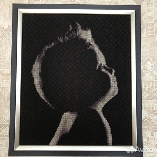 Картина вышита крестиком