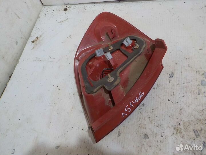 Фонарь задний правый Mazda Verisa