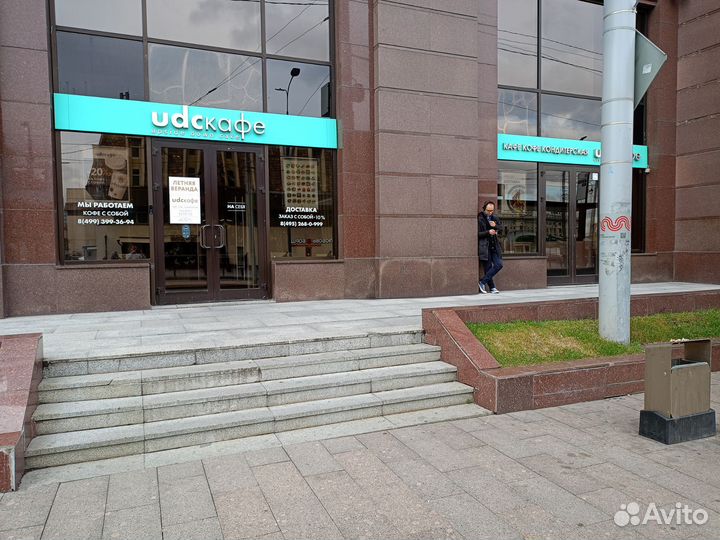 Уборщик в кафе