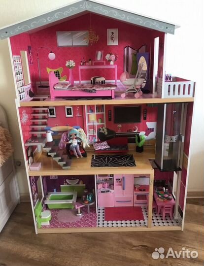 Большой кукольный домик с мебелью