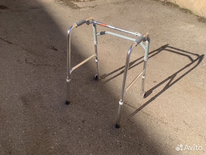 Ходунки для взрослых с колесами