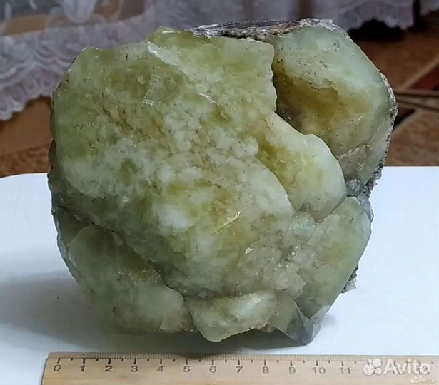 Датолит большая друза кристаллов