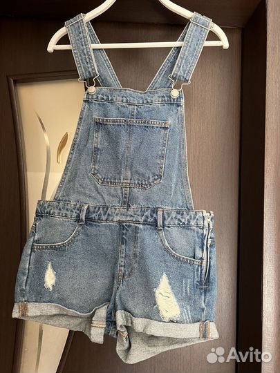 Джинсовый комбинезон с шортами женский pull&bear