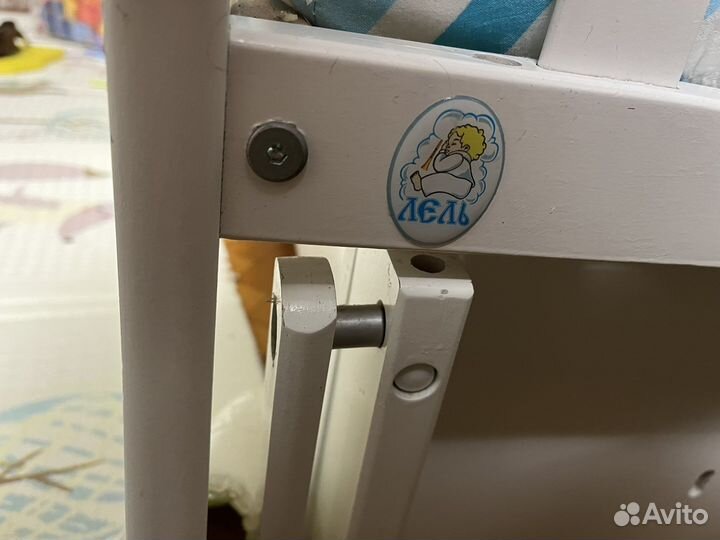 Детская кроватка с маятником