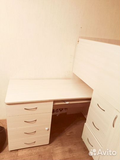 Детская кровать чердак со столом и шкафчиками