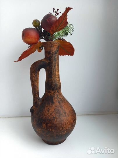 Маленькие глиняные кувшины. Вазочки